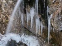 Eiszapfenreihe an Felswand unter dem Steinbach Wasserfall bei Aschau-Hammerbach